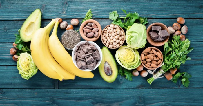 une alimentation riche est importante pour éliminer les carences en vitamines (A, B, fer, minéraux, magnésium)